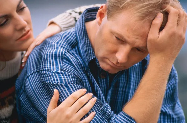 Kā ātri palīdzēt tuviniekam, kurš atrodas smagu emocionālo pārdzīvojumu varā