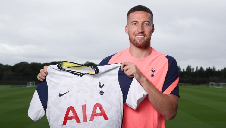 "Tottenham" piesaka futbolistu, izdzēšot tvītus, kuros viņš atbalstīja "Arsenal"