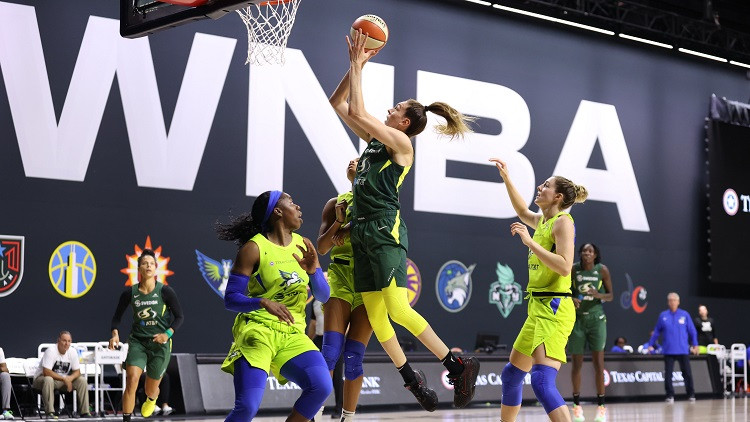 Stjuarte iepļauj no centra, Laksas komanda rezervē vietu WNBA pusfinālā