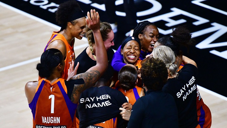 Fantastika Floridā: Pedijas tālmetiens pēdējā sekundē izslēdz WNBA čempioni