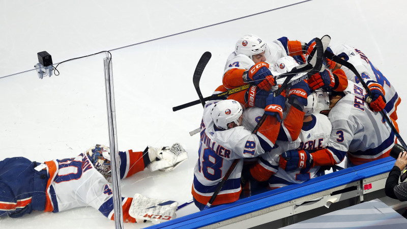 "Islanders" otrajā pagarinājumā uzvar "Lightning" un pagarina sezonu