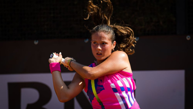 Kasatkina pēc potītes savainošanas pārtrauc maču pret Azarenku