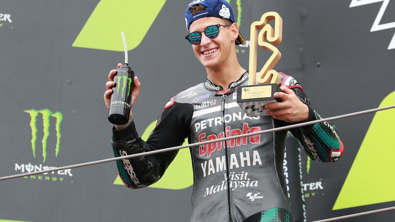 Pēc Doviciozo un Rosi kritieniem "MotoGP" posmā uzvar Kvartararo