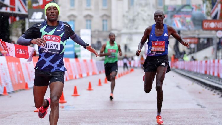 Londonas maratonā triumfē Kitata, Kipčoge tikai astotais