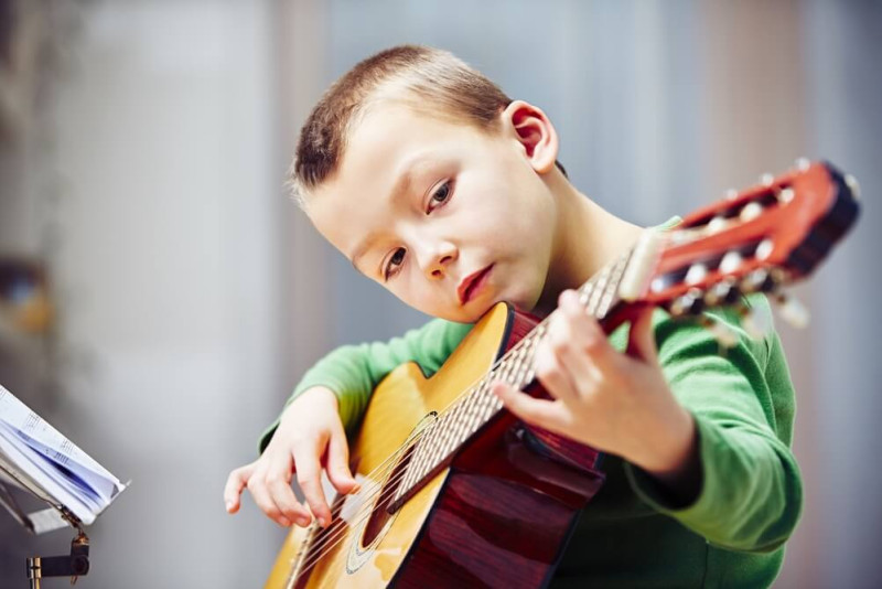 Bērna pirmie soļi muzikālajā pasaulē – kādu mūzikas instrumentu izvēlēties?