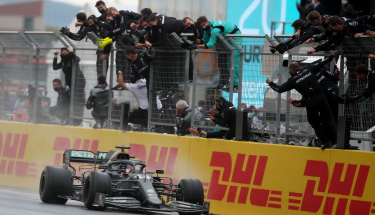 Hamiltons apsteidz Botasu par apli un kļūst par septiņkārtēju F1 čempionu