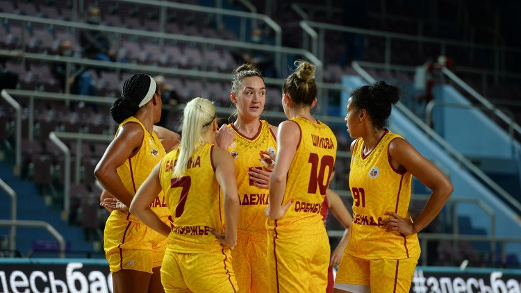 Babkina terorizē aizsardzību un lādē no distances, Šteinbergai agresīvs "double-double"