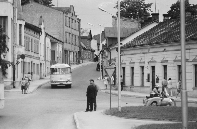 Aicina atcerēties dzīvi Latvijā melnbaltās fotogrāfijās fotoizstādē “Atskatoties”