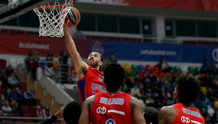 CSKA bez Strēlnieka sakauj "Olympiacos", "Alba" iemet 17 tālmetienus