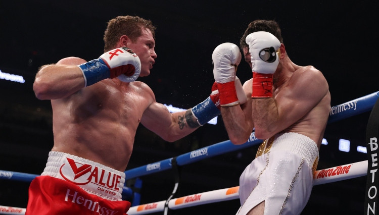 Kanelo dominē pret Supersērijas uzvarētāju Smitu un kļūst par WBC un WBA čempionu
