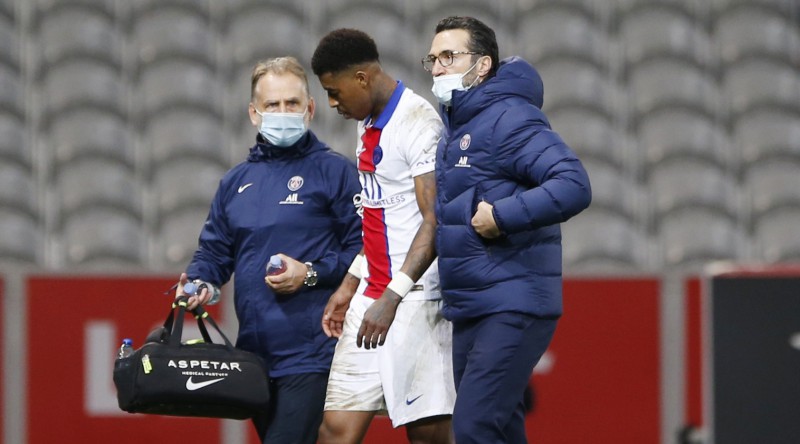 Kimpembē izcils izklupiens, PSG līderu kaujā turpina zaudēt punktus un spēlētājus