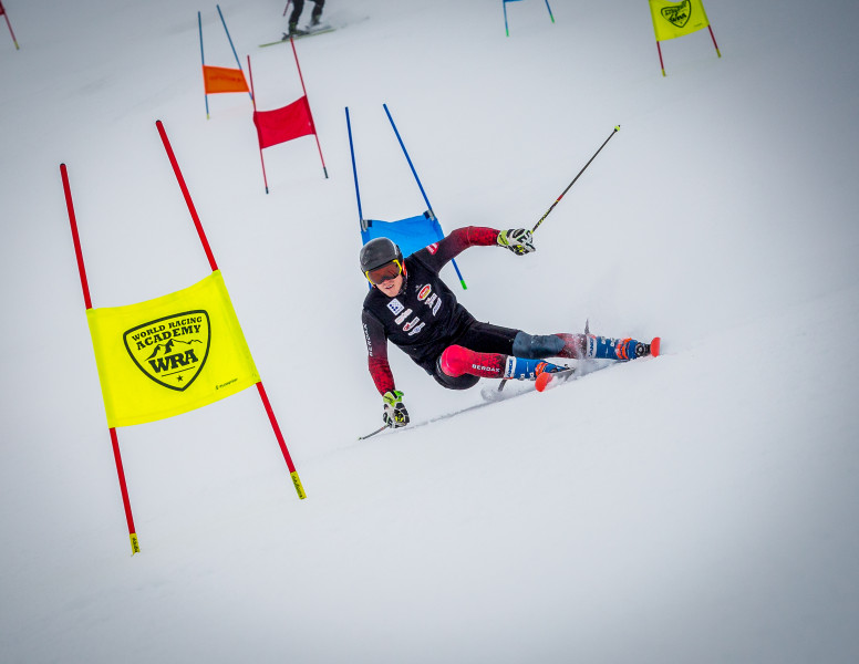 Miks Zvejnieks sezonu noslēdz ar pjedestālu milzu slalomā