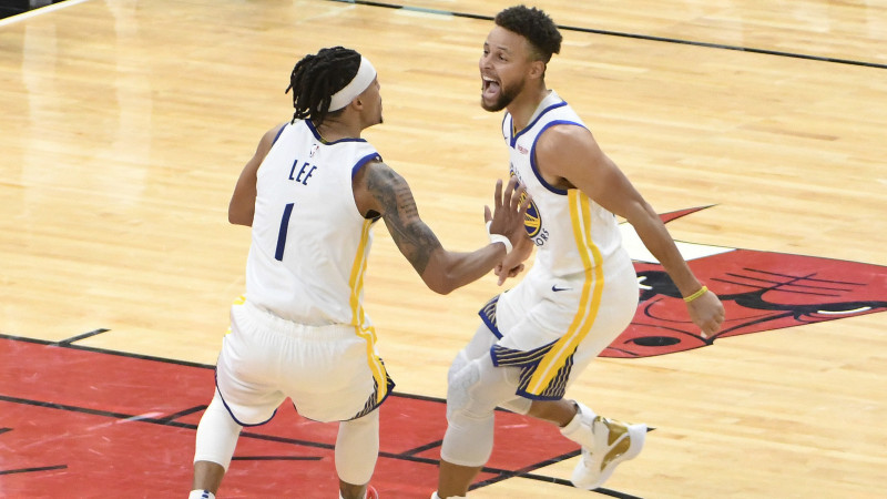 Karijam 36 punkti "Warriors" pirmajā uzvarā, "Knicks" negaidīti grauj "Bucks"