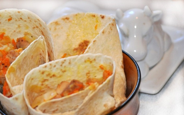 Ar vistu un dārzeņiem pildītas tortiljas