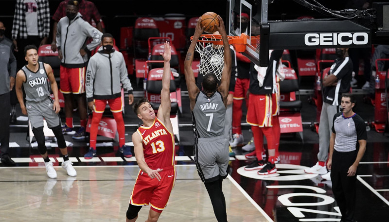 Durents flirtē ar triple-double, "Nets" sagādā "Hawks" pirmo zaudējumu