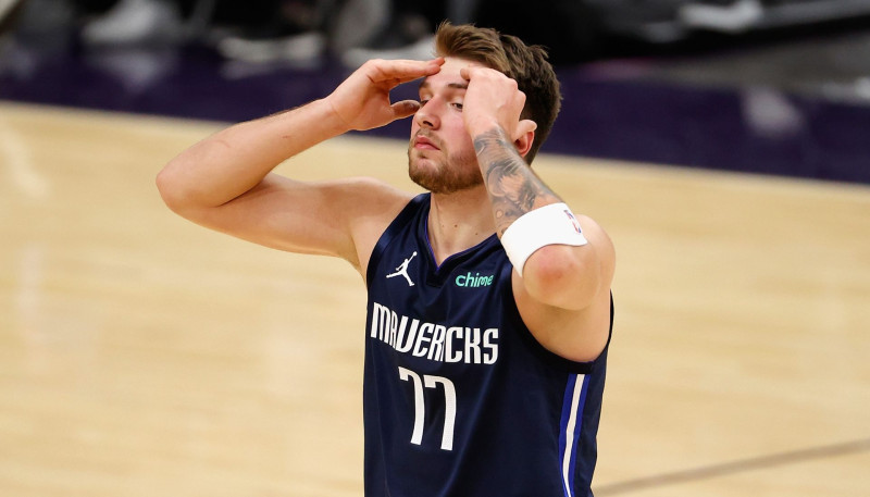Atgriešanās uz zemes: "Mavericks" piedzīvo sagrāvi pret "Hornets"