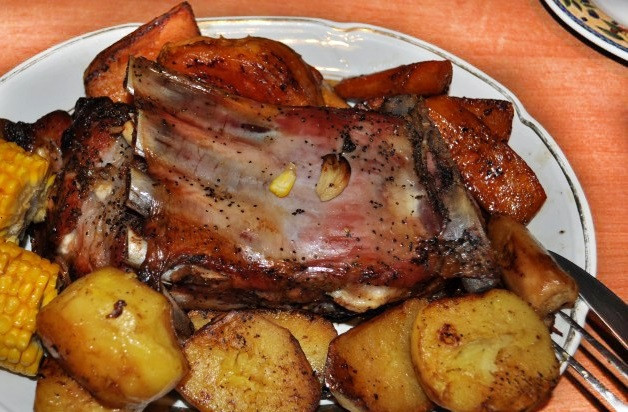 Cepeškrāsnī cepta cūkgaļas krūtiņa ar dārzeņiem