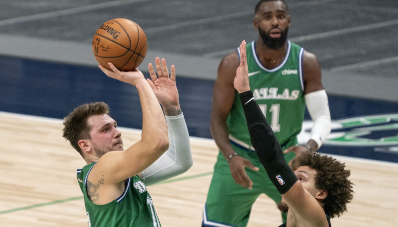 Dončičam triple-double, Hārdavejam astoņi trejači, "Mavericks" trešā uzvara pēc kārtas