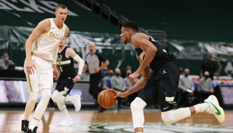 Porziņģim double-double zaudējumā pret Adetokunbo un "Bucks"
