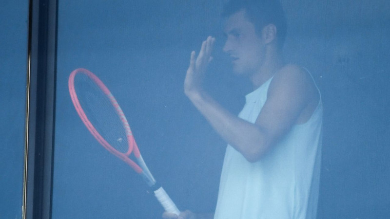 Vienu pozitīvu Covid-19 analīžu dēļ 25 tenisistiem jādodas pašizolācijā pirms ''Australian Open''
