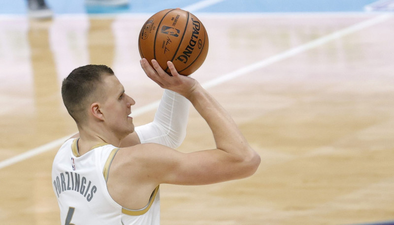 Porziņģis ar ļoti augstu precizitāti gūst 27 punktus, "Mavericks" sakauj "Pacers"