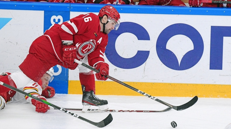 Daugaviņš iemet un raksta latviešu vēsturi KHL