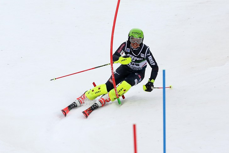 Septiņpadsmitgadīgā horvātiete uzvar Eiropas kausā slalomā, Ģērmane vēlreiz nefinišē 1. braucienā