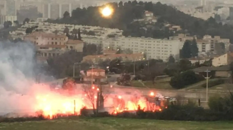 Marseļas "Olympique" ultras iebrūk kluba bāzē, dedzina un demolē, spēle pārcelta
