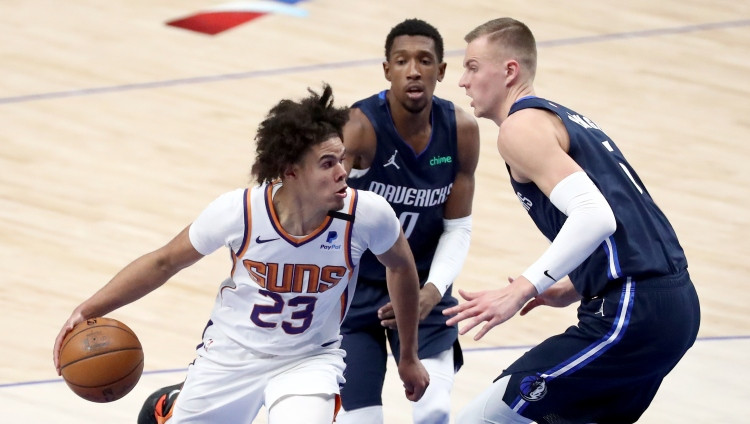 Porziņģim 19 punkti un "double-double", Dončičs netrāpa pēdējā sekundē