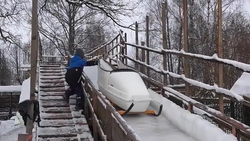 Piemājas dārzā Rūjienā darbojas bobsleja trase