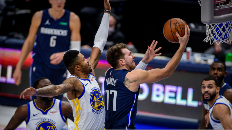 Porziņģim double-double, Karijs iemet 57 "Mavs" revanšā pret "Warriors"