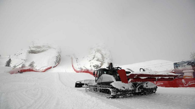 Pasaules čempionāts kalnu slēpošanā lielās snigšanas dēļ sāksies dienu vēlāk