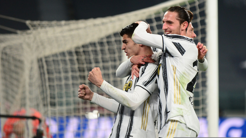 "Juventus" ar Ronaldu uz soliņa atspēlējas un ar skaistiem vārtiem uzvar "Lazio"