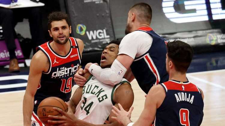Vestbrukam triple-double, "Wizards" spraigā galotnē piekāpjas "Bucks"
