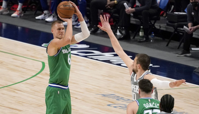 Porziņģim double-double, Dončičam 42 punkti, "Mavericks" revanšējas "Clippers"