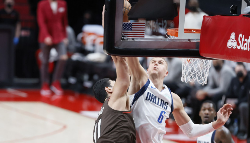 Porziņģim 12+8+4, Dončičam astoņi trejači, "Mavericks" sagrauj "Trail Blazers"