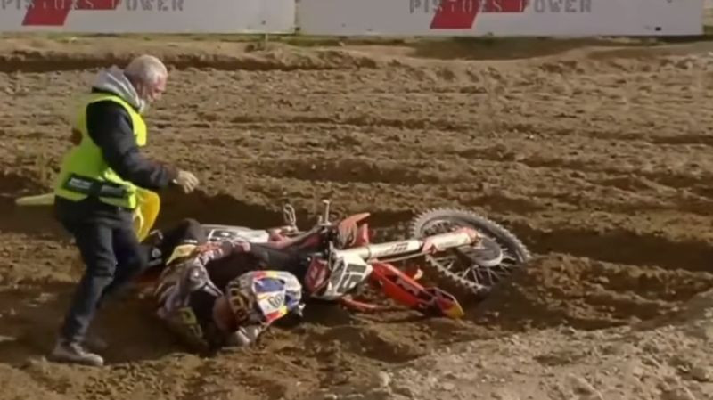 Video: Prado pirms jaunās MXGP sezonas sāpīgā kritienā paliek "bez elpas"