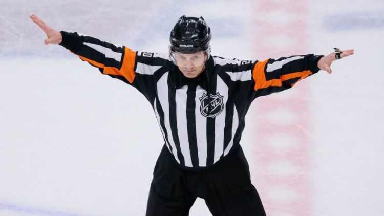 NHL tiesnesis Pīls par vēlmi dot noraidījumu ''Predators'' vairs līgas mačus netiesās
