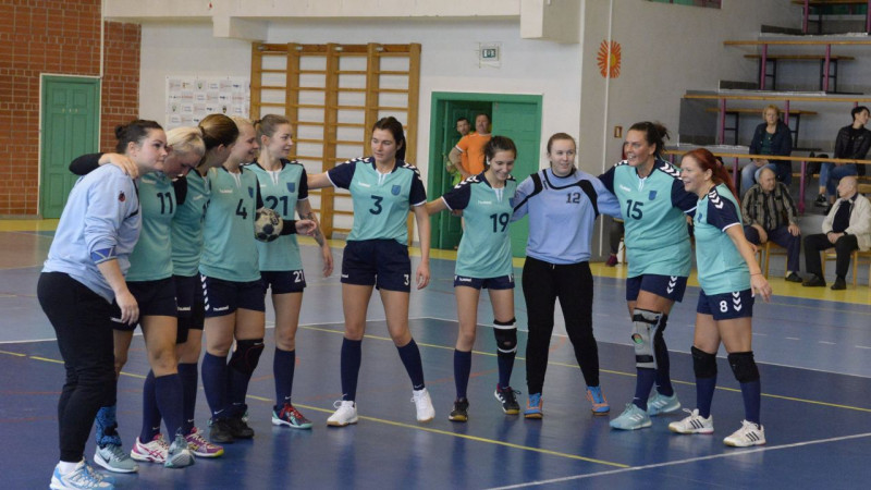 Handbola sieviešu virslīgā uzvaras svin Salaspils un Stopiņu komandas