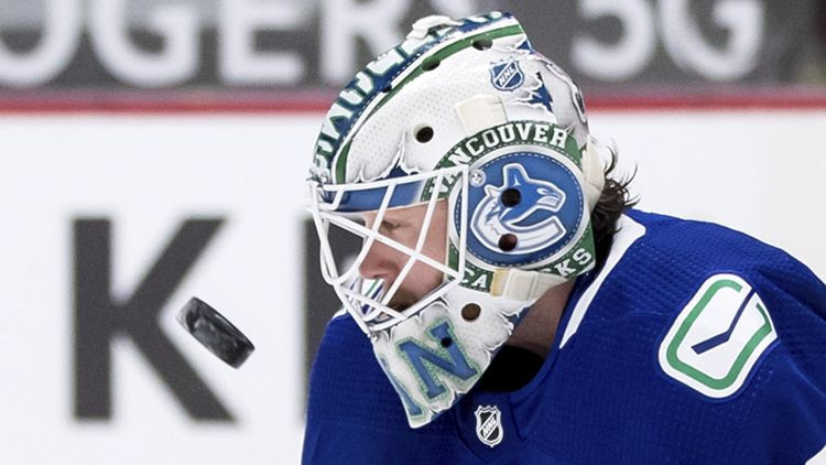 ''Canucks'' vārtsargs Demko pazaudē cimdu, bet turpina atvairīt metienus