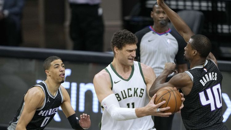 "Bucks" ar Kurucu rezervē apspēlē "Kings", "Jazz" jauns NBA rekords tālmetienos