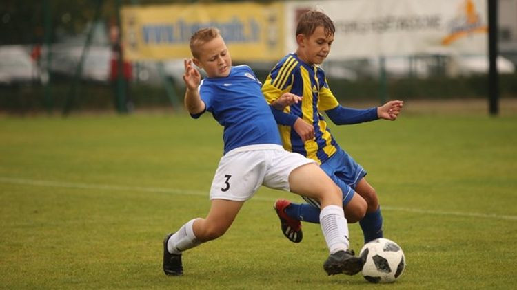 Latvijas futbola U13 čempionātā spēles tomēr notiks ar ceturtā izmēra bumbām