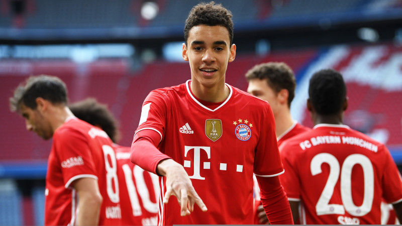 "Bayern" iesit trīs pirmajā puslaikā un pieveic Volfsburgu, "M. Borussia" sagrauj Frankfurti