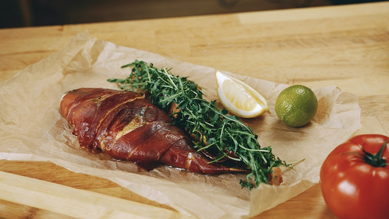 Dorada ar Serrano šķiņķi, pesto un tomātiem