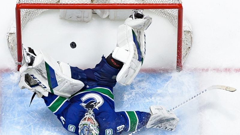 ''Canucks'' vārtsargs Holtbijs akrobātiski atvaira pretinieku metienu