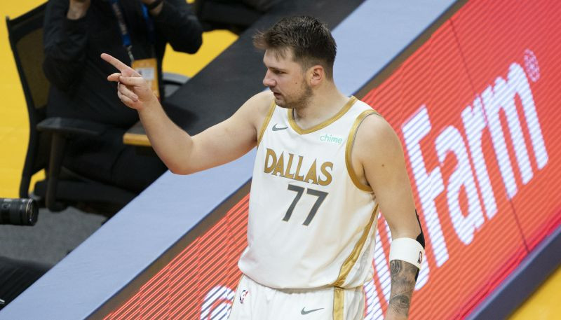 Dončičam 39+8, "Mavericks" bez Porziņģa ar +30 sagrauj "Warriors"