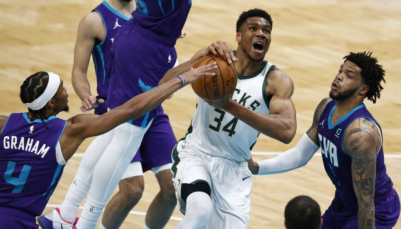Adetokunbo 29+12+8 uzvarā pret "Hornets"; "Trail Blazers" svarīga uzvara pret "Pacers"