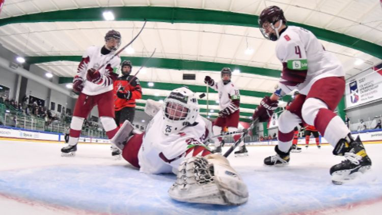 Latvijas U18 hokejisti svarīgā cīņā par 1/4 finālu spēkosies pret baltkrieviem