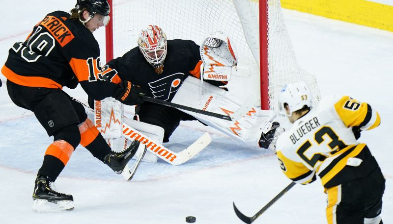 Bļugeram rezultatīva piespēle, "Penguins" 10 vārtu mačā revanšējas "Flyers"