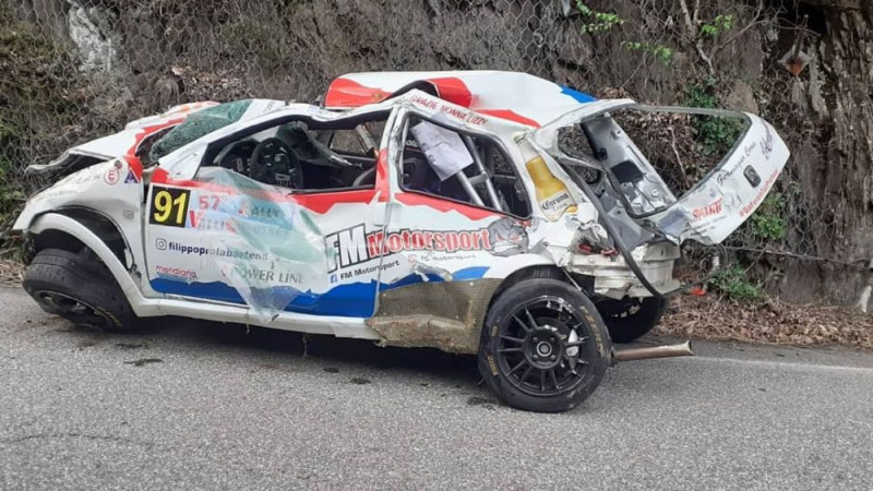 Divas mašīnas pēc avārijas Itālijas rallijā nolido no kraujas